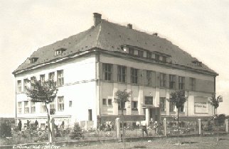 historická fotografie budovy základní a mateřské školy Chomutice