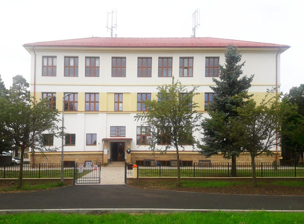 budova základní a mateřské školy Chomutice