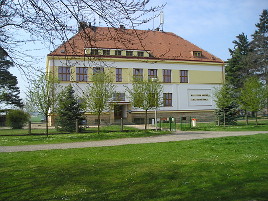 budova základní a mateřské školy Chomutice